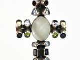 pendentif en forme de croix en argent sterling orné de pierres multicolores, monté sur un fil métallique