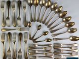 un grand nombre de cuillères et de fourchettes disposées en cercle