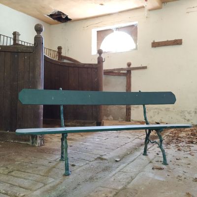 un banc vert au milieu d'une pièce