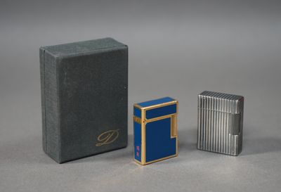 Deux briquets sont posés l'un à côté de l'autre sur une table