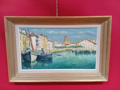 la photo d'un tableau accroché à un mur rouge