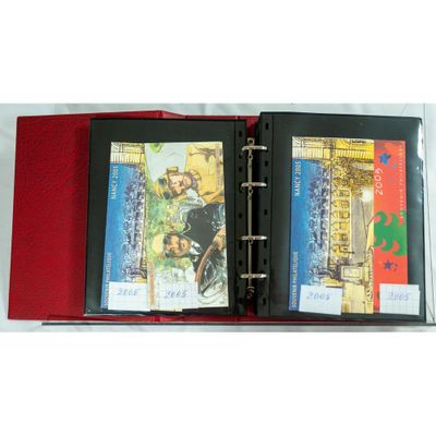 un classeur rouge contenant deux livres