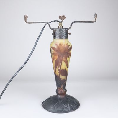 une lampe posée sur une table