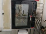 une machine placée au milieu d'une pièce