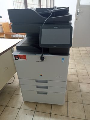 une imprimante posée sur un bureau