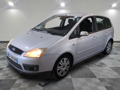 la photo d'une petite voiture argentée garée dans un garage