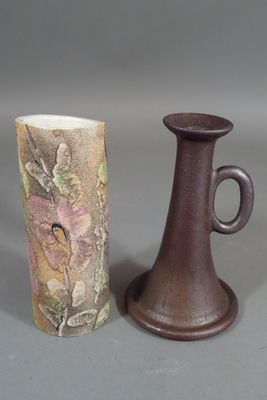 deux vases posés l'un à côté de l'autre sur une table