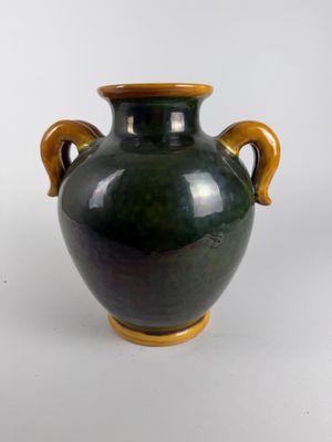 Vase balustre en grès émaillé vert et jaune à deux anses.