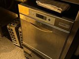 un lave-vaisselle situé dans une cuisine, à côté d'une cuisinière