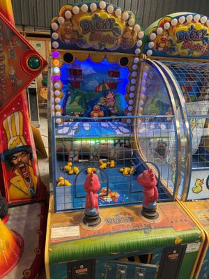 deux bornes d'arcade qui se trouvent dans un bâtiment