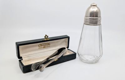 salière et poivrière plaquées argent, présentées dans un coffret avec une cuillère
