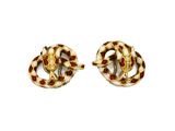 une photo d'une paire de boucles d'oreilles en or et émail rouge