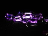perles d'améthorate violettes sur une surface noire avec un fond noir