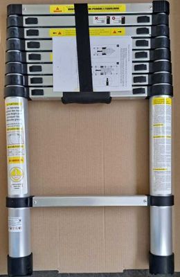 un gros plan sur deux échelles posées sur un carton