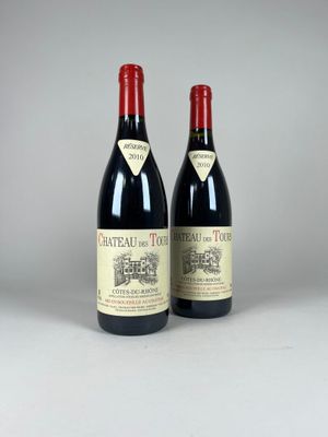 deux bouteilles de vin rouge posées l'une à côté de l'autre sur une table