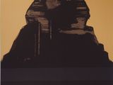 une photo en noir et blanc d'une statue de sphinx devant un ciel jaune