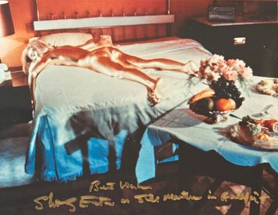 une photo d'une femme allongée sur un lit sur lequel se trouvent des plats