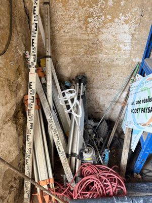 un tas d'objets divers dans un coin d'un immeuble