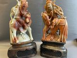 deux figurines représentant un homme et une femme à cheval