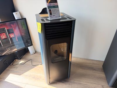 une image représentant une tour d'ordinateur sur laquelle est posé un ordinateur portable