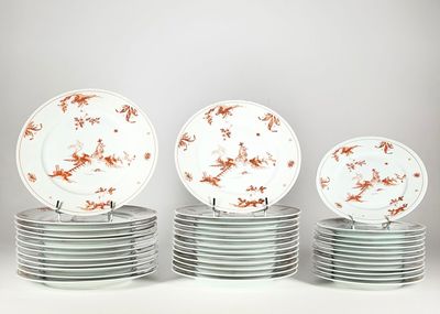 plusieurs assiettes sont empilées sur une table