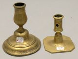 paire de chandeliers anciens en laiton sur fond blanc