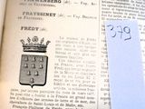 un livre ouvert sur lequel se trouve une feuille de papier