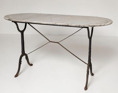 une table en fer avec un plateau en marbre sur fond blanc