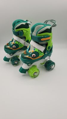 une paire de patins à roulettes verts avec des roues sur un fond blanc
