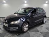 la volkswagen polo noire est garée sur un carrelage à carreaux