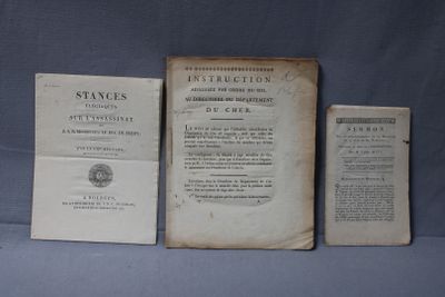 trois vieux livres posés sur une table l'un à côté de l'autre