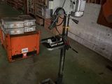 une machine qui se trouve dans une pièce où il y a de nombreux cartons