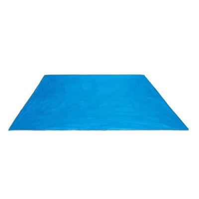 une serviette bleue sur fond blanc