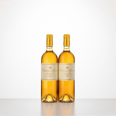 deux bouteilles de vin posées sur une table l'une à côté de l'autre