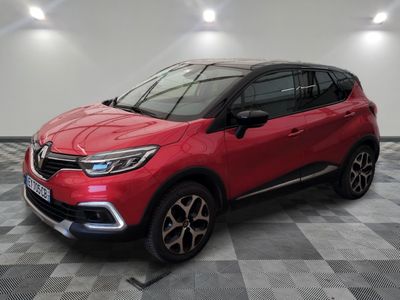 un SUV Renault C-Cross rouge garé dans un showroom