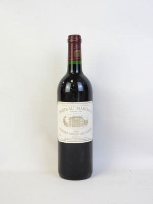 une bouteille de vin posée sur une table