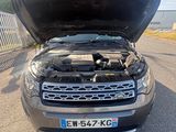 une voiture garée sur le bord de la route, le capot ouvert
