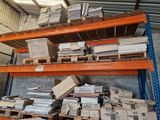 beaucoup de cartons sur les rayonnages de l'entrepôt