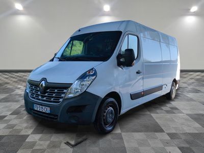 la photo d'une camionnette blanche garée dans une pièce
