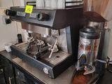 une machine à café posée sur un comptoir dans une cuisine