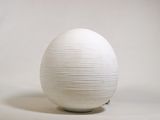un vase blanc posé sur une surface blanche
