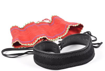 Yves SAINT LAURENT : Une ceinture "corset" en tissu brodé.