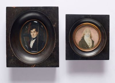 deux portraits encadrés d'un homme et d'une femme en tenue de soirée