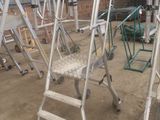 de nombreuses échelles posées par terre