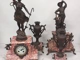 trois statues posées sur une table en marbre