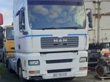 un camion blanc garé dans un parking