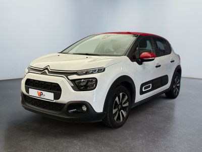 une Citrole blanche garée dans une pièce au sol noir