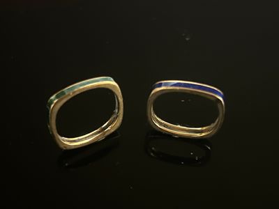 Deux anneaux en or jaune 18K, de forme carrée, l'un orné d'un bandeau  - Photo 1