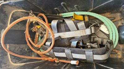 une valise noire contenant tout un tas d'outils