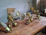 une table en bois sur laquelle sont posées plusieurs lampes